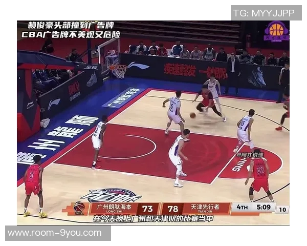 赖俊豪因头撞广告牌伤退媒体人呼吁取消场边广告牌保护运动员安全 赖俊豪因头撞广告牌伤退媒体人呼吁取消场边广告牌保护运动员安全