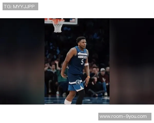 爱德华兹季前赛首球精彩回顾高难度撤步跳投展现夏季训练成果